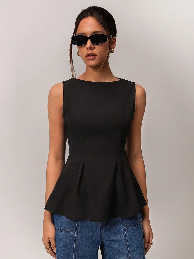 أوجيدر بلوزة سوداء بدون أكمام بتصميم بيبلوم وثنيات معكوسة